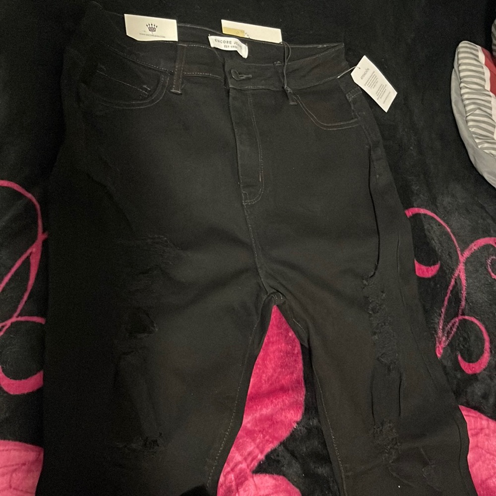 I have a lot of new cloth that I want to sell.